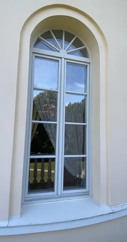 Фото: Арочное деревянное окно с переплётами Источник© Купиокно